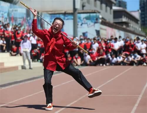 “俺老孙来也！”六小龄童“空降”北京市二十一世纪国际学校，欢乐传承经！