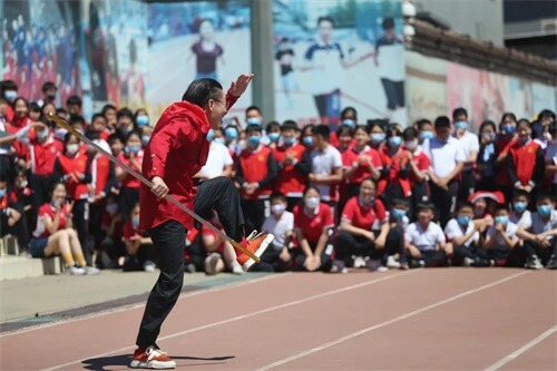 “俺老孙来也！”六小龄童“空降”北京市二十一世纪国际学校，欢乐传承经！