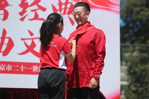 “俺老孙来也！”六小龄童“空降”北京市二十一世纪国际学校，欢乐传承经！