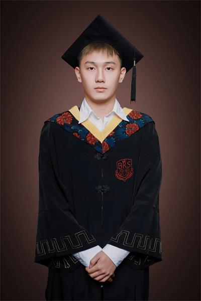 北京王府学校学生为去美国研究鞋文化，读英文原版书把雅思从4.5提升至6.5