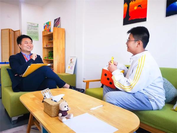 北京爱迪国际学校初中心手相牵，赋予青春期全新的打开方式