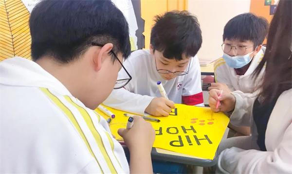 北京爱迪国际学校初中心手相牵，赋予青春期全新的打开方式