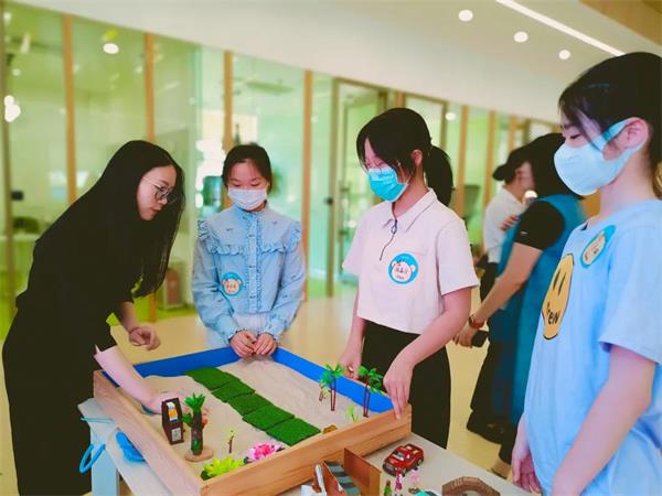 北京爱迪国际学校初中心手相牵，赋予青春期全新的打开方式