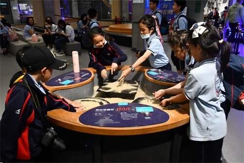 成功源自好奇心：青岛威德明特小学部研学——参观海信探索中心