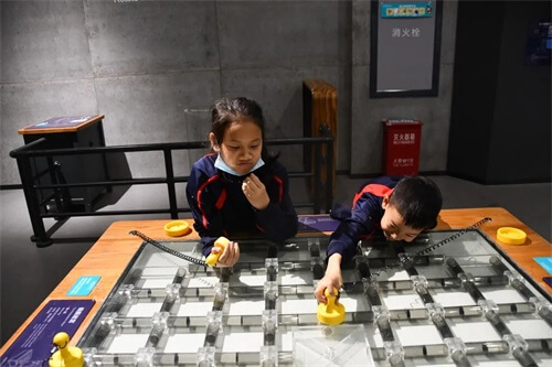 成功源自好奇心：青岛威德明特小学部研学——参观海信探索中心