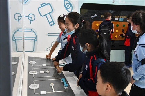 成功源自好奇心：青岛威德明特小学部研学——参观海信探索中心