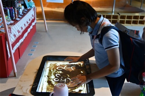 成功源自好奇心：青岛威德明特小学部研学——参观海信探索中心