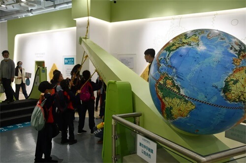 成功源自好奇心：青岛威德明特小学部研学——参观海信探索中心
