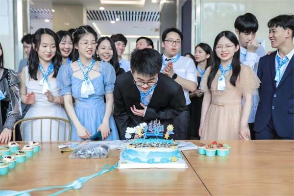 杭州第四中学国际部21届毕业快乐｜十八而志，风好正扬帆！