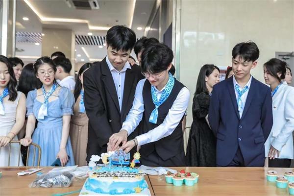 杭州第四中学国际部21届毕业快乐｜十八而志，风好正扬帆！