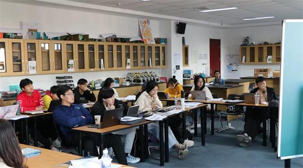 青岛博格思加州学校的他商科才子？哲学少年？运动健将？学习能手？