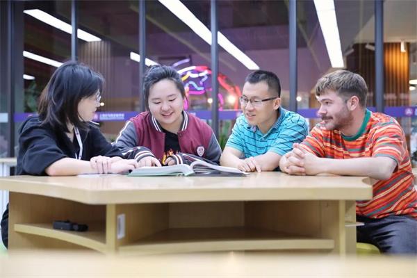 恭喜上海托马斯实验学校学子在A-Level考试中A*A*A*A*高分刷屏！