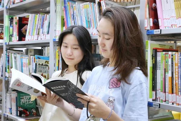恭喜上海托马斯实验学校学子在A-Level考试中A*A*A*A*高分刷屏！