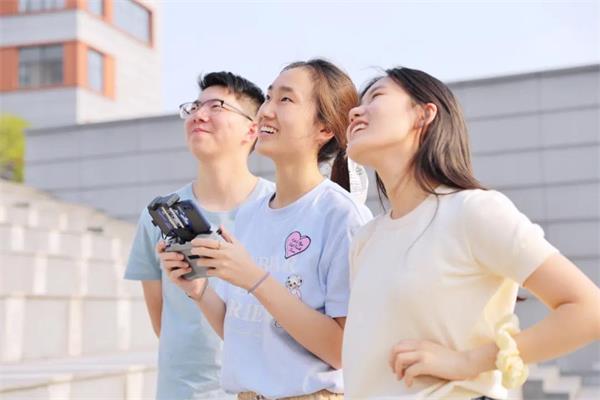 恭喜上海托马斯实验学校学子在A-Level考试中A*A*A*A*高分刷屏！