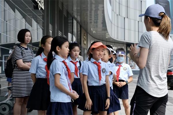 青岛银海学校国际部亲子活动之爱心义卖-因为有了爱，世界更精彩