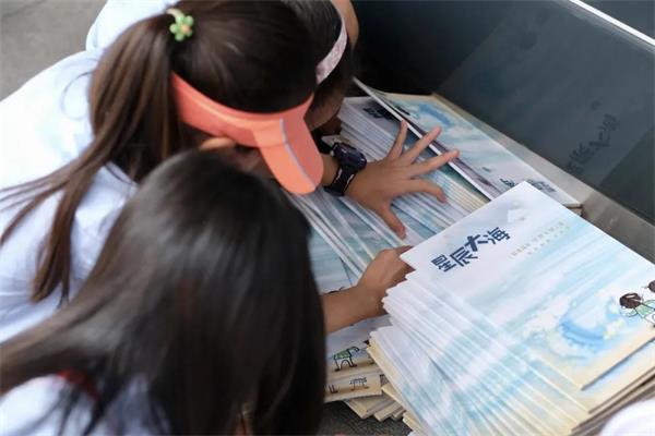 青岛银海学校国际部亲子活动之爱心义卖-因为有了爱，世界更精彩