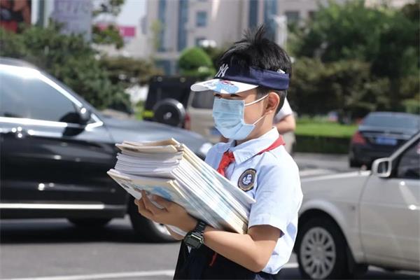青岛银海学校国际部亲子活动之爱心义卖-因为有了爱，世界更精彩