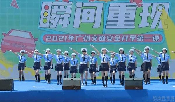 华南师范大学附属外国语学校 ：开学第一天，​华南师大附属外国语学校成全市焦点