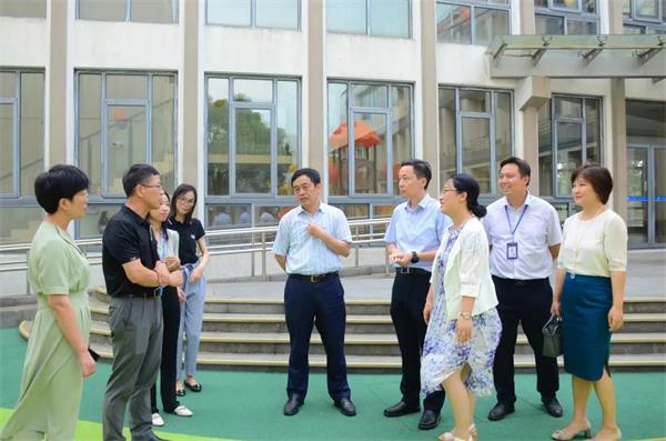 冯志刚校长一行视察上海中学国际部教学工作