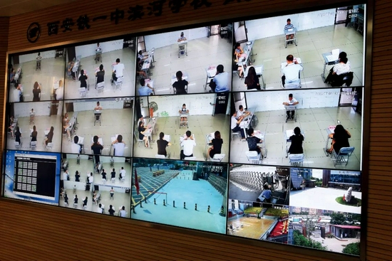 河南省淮阳第一高级中学内复习功课的高三学生。图/IC