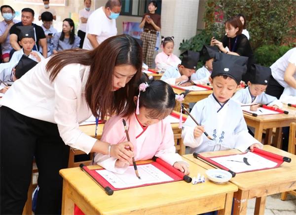 贵阳市花溪碧桂园国际学校一年级开笔礼|朱砂启智，笔启蒙