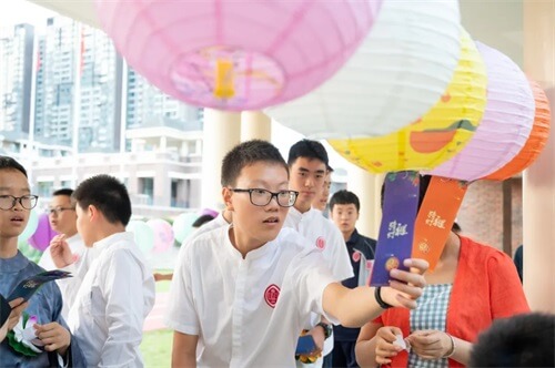 做月饼、放河灯、猜灯谜……看成都巴德美际的同学们花式庆中秋多热闹