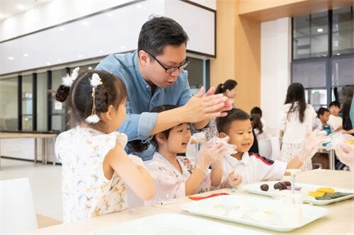 做月饼、放河灯、猜灯谜……看成都巴德美际的同学们花式庆中秋多热闹