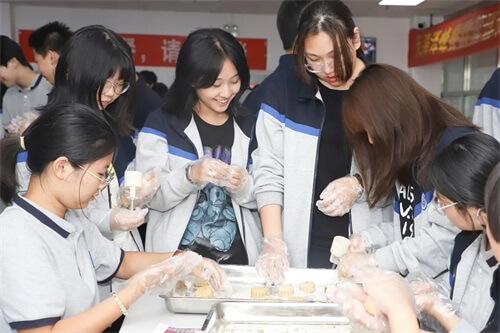 天津六力国际高中开展“做月饼 · 寄相思 · 缅先烈”活动