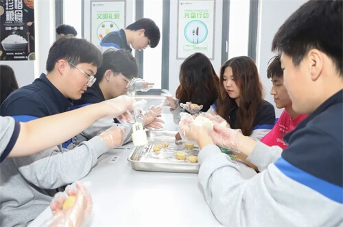 天津六力国际高中开展“做月饼 · 寄相思 · 缅先烈”活动
