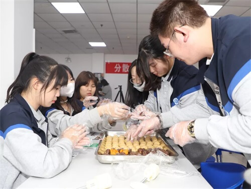 天津六力国际高中开展“做月饼 · 寄相思 · 缅先烈”活动
