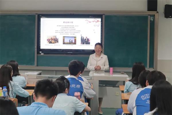 在成都石室天府中学国际部听外交官讲升学规划，了解留学的方方面面