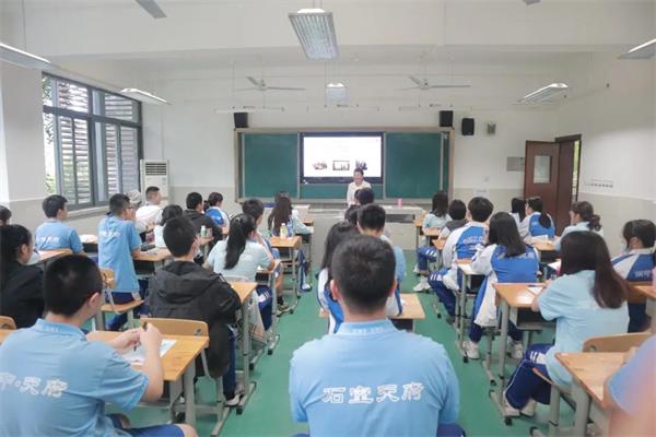 在成都石室天府中学国际部听外交官讲升学规划，了解留学的方方面面