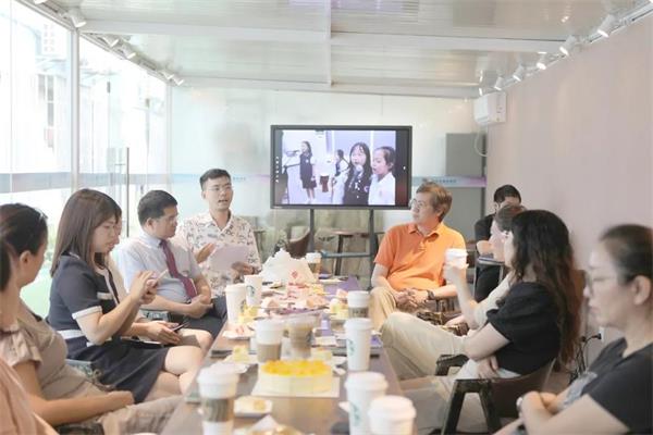 一杯星巴克，深圳博纳国际学校开启了一场教育的漫谈