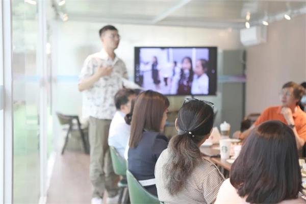 一杯星巴克，深圳博纳国际学校开启了一场教育的漫谈