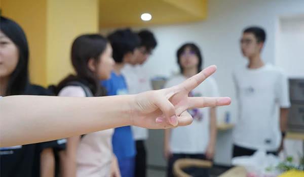 法拉古特东莞校区 ：烹饪课，东莞法拉古特学校学生掌厨
