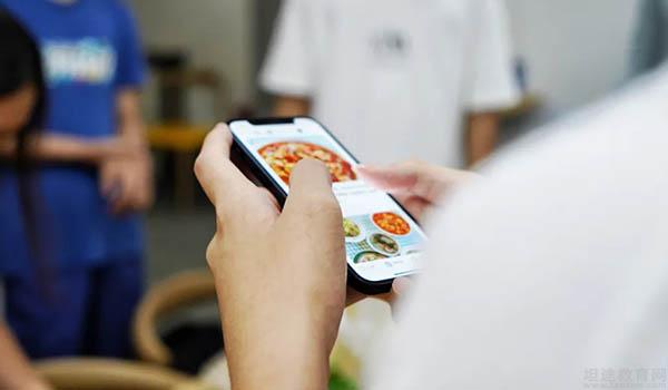 法拉古特东莞校区 ：烹饪课，东莞法拉古特学校学生掌厨