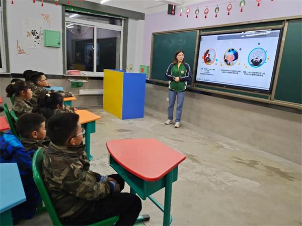 铁岭枫树岭国际学校小学部开展“看新闻 知天下”主题班会