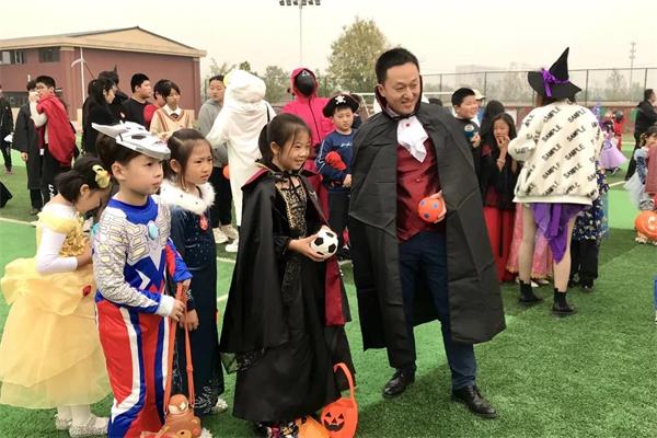 天津格瑞思学校文化狂欢，释放压力，谁是你最喜欢的万圣Cosplayer~