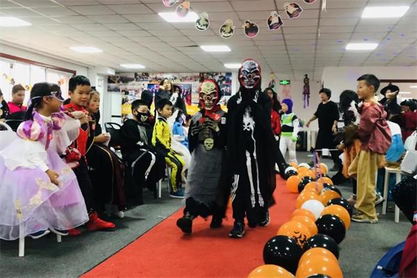 天津格瑞思学校文化狂欢，释放压力，谁是你最喜欢的万圣Cosplayer~