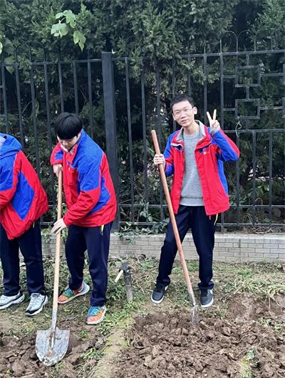 陕西省西安中学国际部学子校园采摘劳动实践活动