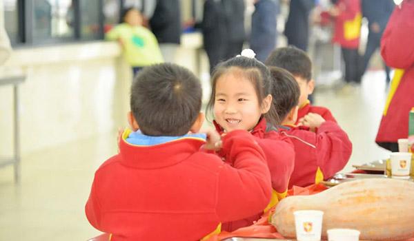 淮安市嘉洋国际学校 ：淮安嘉洋感恩自助餐，爱在分享中传递！
