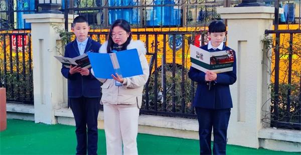 合肥常春藤实验学校晨光少年展风采，春藤校园国旗扬