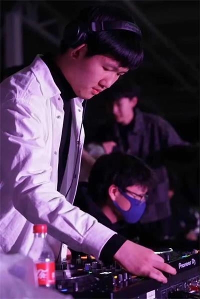 这是一篇有声音的文章，请听北京王府学校这四位早申学子的音乐故事……