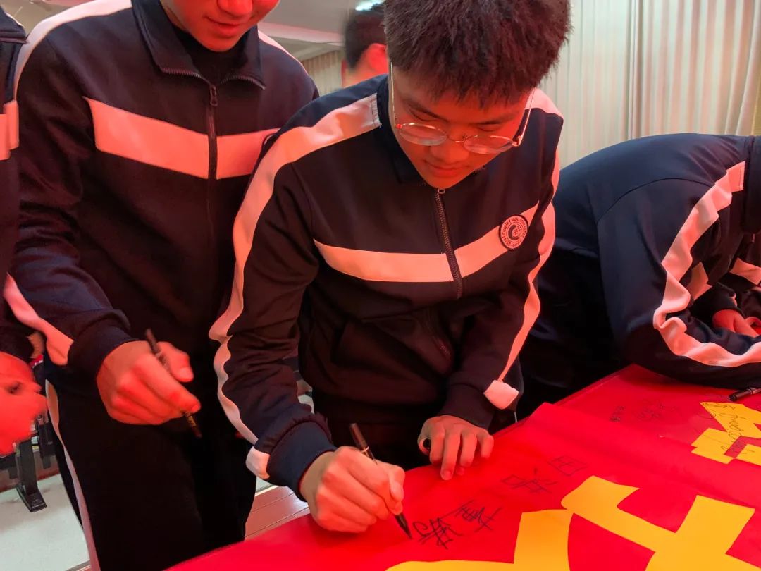 中考百日誓师大会 - 踔厉风发扬竞帆，铿锵誓言响云天！