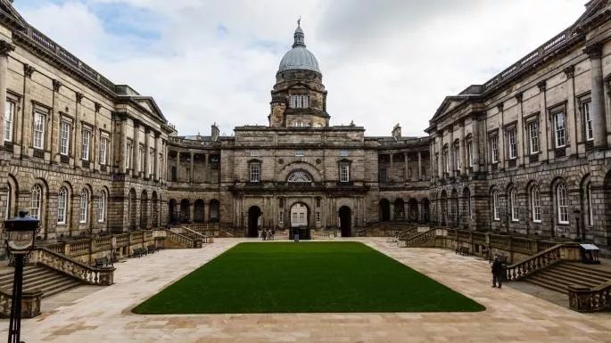 (留学咨询)英国TOP20大学学费排名! - 东外国际