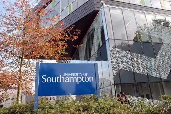 南安普顿大学.jpg (留学咨询)英国TOP20大学学费排名! - 东外国际