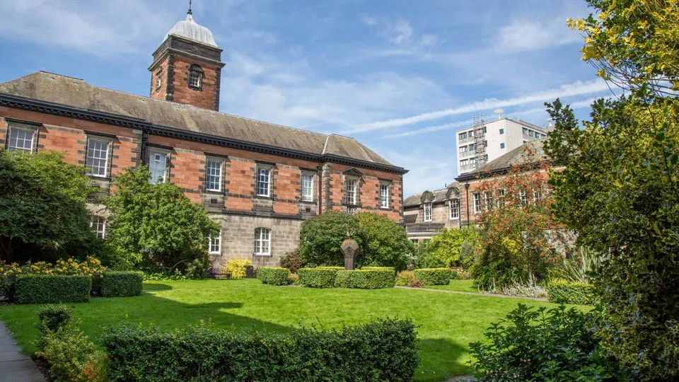 (留学咨询)难进的英国大学TOP10！ - 东外国际