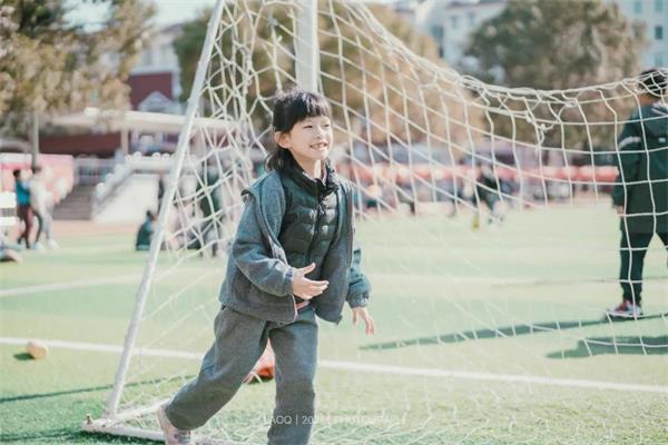 他用镜头追光，捕捉上海市燎原双语学校小学生们最童真的模样！