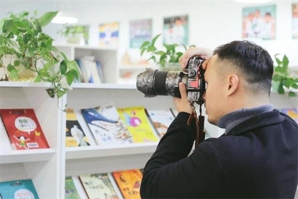 他用镜头追光，捕捉上海市燎原双语学校小学生们最童真的模样！