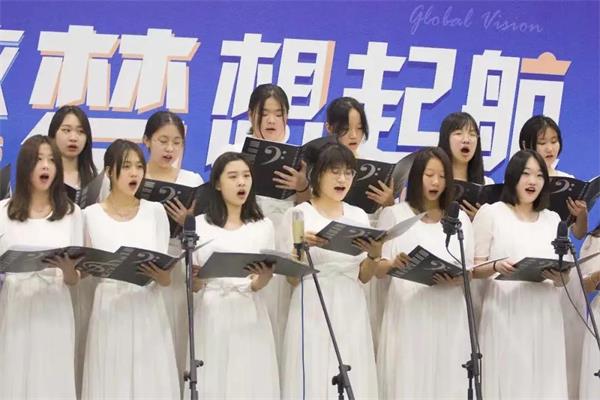 从新东方国际双语学校到瑞士洛桑酒店管理学院，她完成梦想N连击